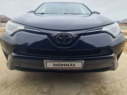 Toyota RAV4 2018 года за 9 200 000 тг. в Атырау