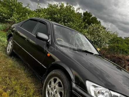 Toyota Camry 2000 года за 3 000 000 тг. в Семей – фото 2