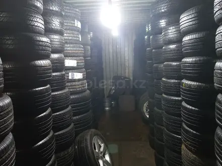 Идеальный состояние шины гарантией качество комфорт и мягко за 90 000 тг. в Алматы – фото 23
