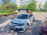 Toyota Camry 2021 года за 15 300 000 тг. в Алматы – фото 2
