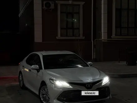Toyota Camry 2018 года за 14 000 000 тг. в Жанаозен – фото 2