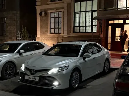 Toyota Camry 2018 года за 14 000 000 тг. в Жанаозен – фото 3