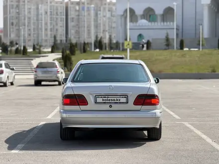 Mercedes-Benz E 320 2001 года за 6 000 000 тг. в Шымкент – фото 2