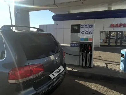 Volkswagen Touareg 2005 года за 4 000 000 тг. в Астана – фото 2