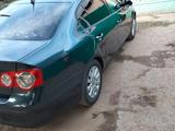 Volkswagen Passat 2006 года за 3 500 000 тг. в Актобе – фото 2