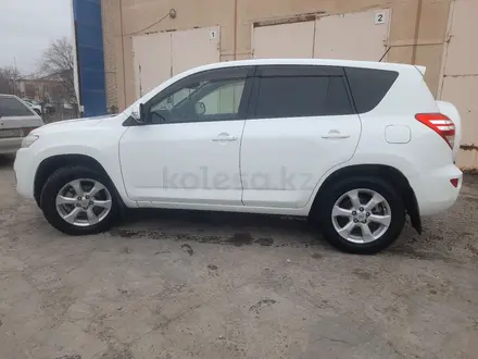 Toyota RAV4 2011 года за 7 400 000 тг. в Атырау – фото 2