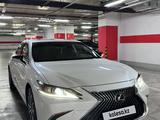 Lexus ES 250 2019 годаfor23 000 000 тг. в Алматы