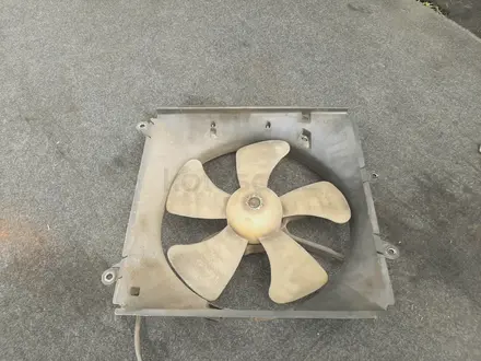 Вентилятор радиатора основной Toyota Corolla 100 за 20 000 тг. в Семей – фото 2
