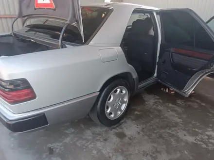 Mercedes-Benz E 200 1992 года за 1 500 000 тг. в Тараз – фото 23