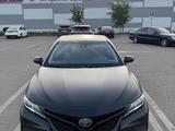 Toyota Camry 2018 года за 12 100 000 тг. в Алматы – фото 2