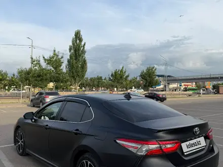 Toyota Camry 2018 года за 12 100 000 тг. в Алматы – фото 4