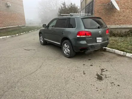 Volkswagen Touareg 2005 года за 3 500 000 тг. в Усть-Каменогорск – фото 2
