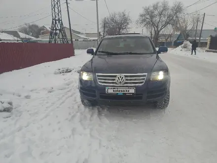 Volkswagen Touareg 2003 года за 4 650 000 тг. в Караганда – фото 2