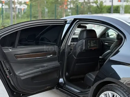 BMW 750 2010 года за 12 000 000 тг. в Астана – фото 17