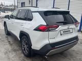 Toyota RAV4 2023 года за 16 400 000 тг. в Актобе – фото 4