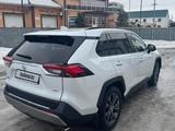 Toyota RAV4 2023 года за 16 400 000 тг. в Актобе – фото 3