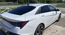 Hyundai Elantra 2023 года за 8 700 000 тг. в Атбасар – фото 2