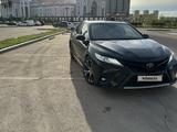 Toyota Camry 2018 года за 11 800 000 тг. в Астана