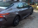 Toyota Camry 2021 года за 12 200 000 тг. в Тараз – фото 2