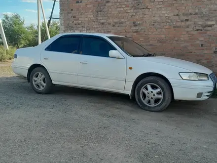 Toyota Camry 1998 года за 2 600 000 тг. в Семей – фото 2