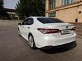 Toyota Camry 2018 года за 12 250 000 тг. в Шымкент – фото 14