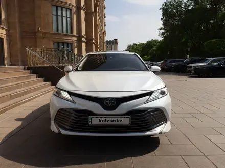 Toyota Camry 2018 года за 12 250 000 тг. в Шымкент – фото 2
