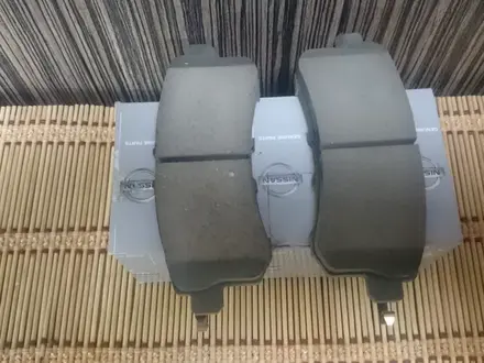 Оригинальные задние тормозные колодки для Nissan Patrol Y62 за 45 000 тг. в Алматы