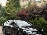 Toyota Camry 2023 года за 17 500 000 тг. в Алматы – фото 2
