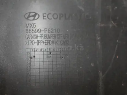 Накладка на бампер центральная Hyundai Santa Fe 23- за 1 000 тг. в Караганда – фото 2