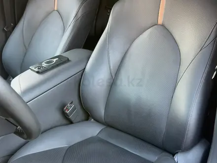 Toyota Camry 2021 года за 14 800 000 тг. в Алматы – фото 13