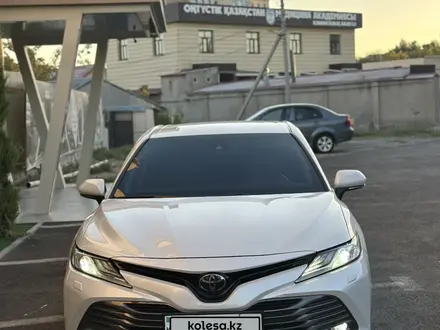 Toyota Camry 2021 года за 14 800 000 тг. в Алматы – фото 4