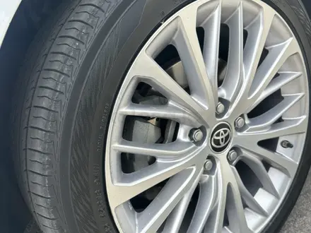 Toyota Camry 2021 года за 14 800 000 тг. в Алматы – фото 22
