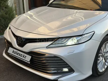 Toyota Camry 2021 года за 14 800 000 тг. в Алматы – фото 2