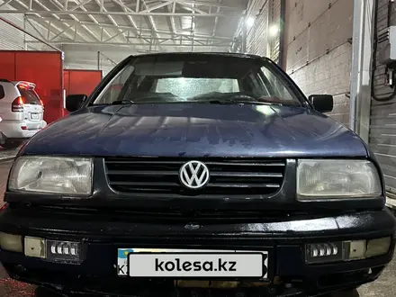 Volkswagen Vento 1993 года за 1 200 000 тг. в Астана – фото 2