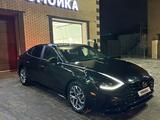 Hyundai Sonata 2020 года за 9 000 000 тг. в Уральск – фото 2