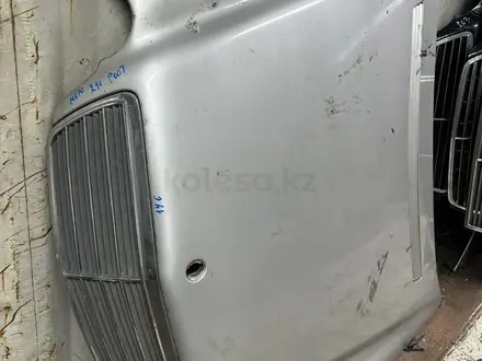 Капот с решеткой Mercedes 210 рестайлинг за 45 000 тг. в Алматы – фото 2
