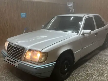 Mercedes-Benz E 220 1989 года за 1 050 000 тг. в Темиртау