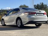 Toyota Camry 2020 года за 12 500 000 тг. в Актобе – фото 3