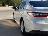 Toyota Camry 2020 года за 12 500 000 тг. в Актобе – фото 5