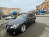 Toyota Camry 2011 года за 6 300 000 тг. в Актобе – фото 2