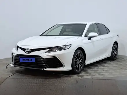 Toyota Camry 2022 года за 11 550 000 тг. в Астана