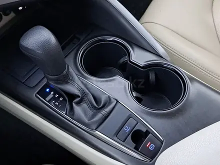 Toyota Camry 2022 года за 11 550 000 тг. в Астана – фото 21