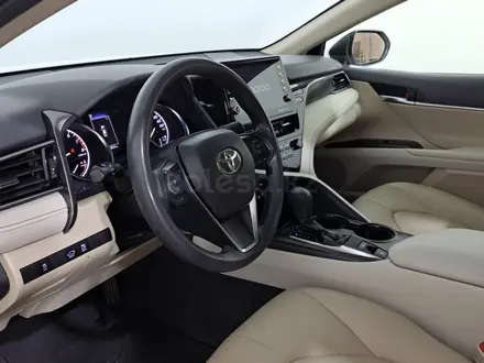 Toyota Camry 2022 года за 11 550 000 тг. в Астана – фото 12