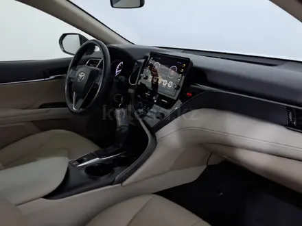 Toyota Camry 2022 года за 11 550 000 тг. в Астана – фото 15