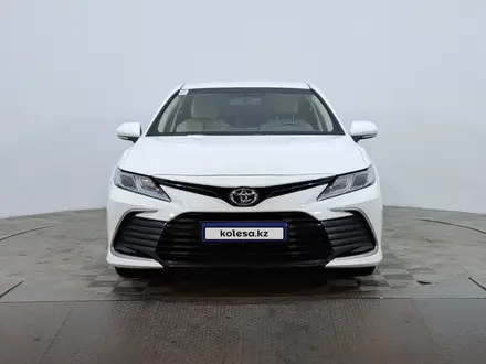 Toyota Camry 2022 года за 11 550 000 тг. в Астана – фото 2