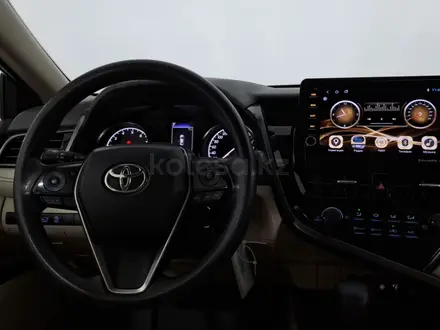 Toyota Camry 2022 года за 11 550 000 тг. в Астана – фото 17