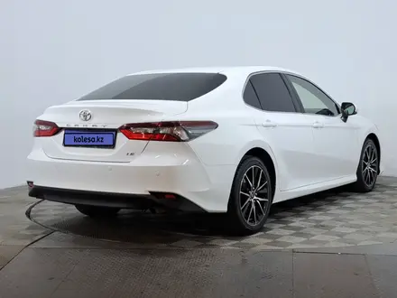 Toyota Camry 2022 года за 11 550 000 тг. в Астана – фото 5
