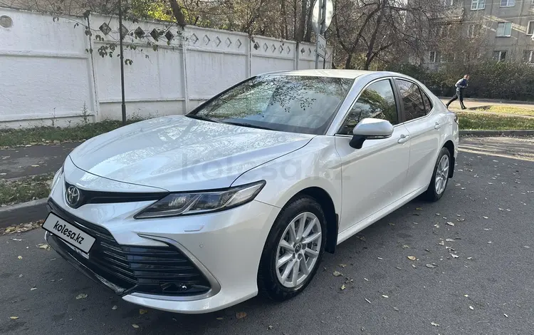 Toyota Camry 2021 года за 14 300 000 тг. в Алматы