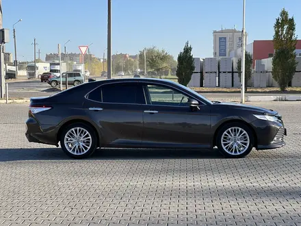 Toyota Camry 2018 года за 13 800 000 тг. в Актобе – фото 4