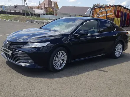 Toyota Camry 2020 года за 20 100 000 тг. в Уральск – фото 2